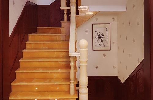 桐梓中式别墅室内汉白玉石楼梯的定制安装装饰效果